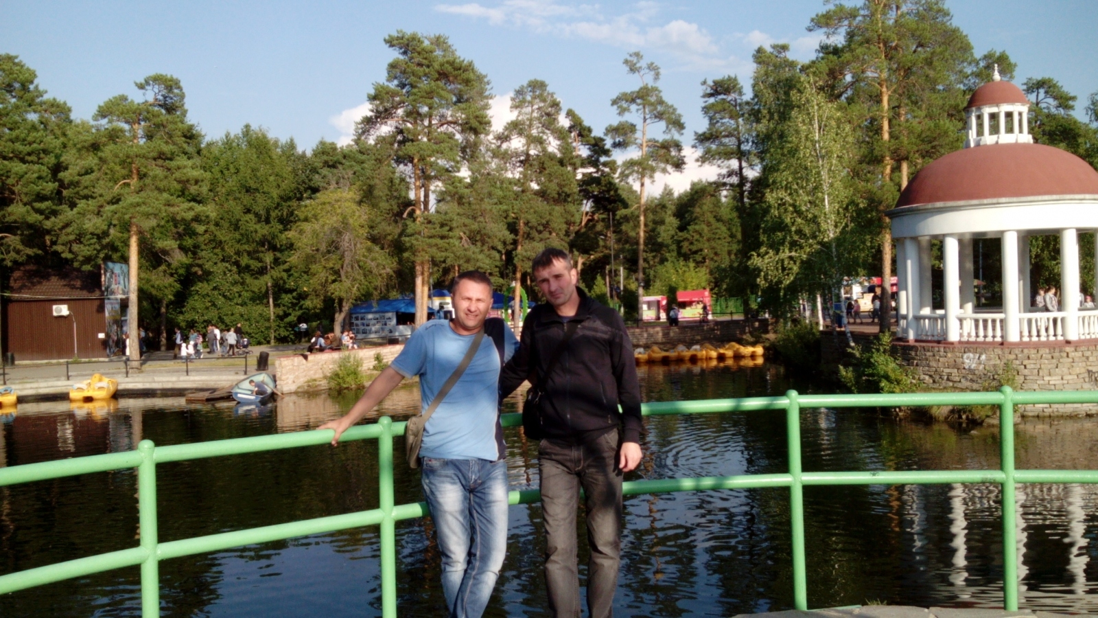 С друганом в одном из парков Челябинска